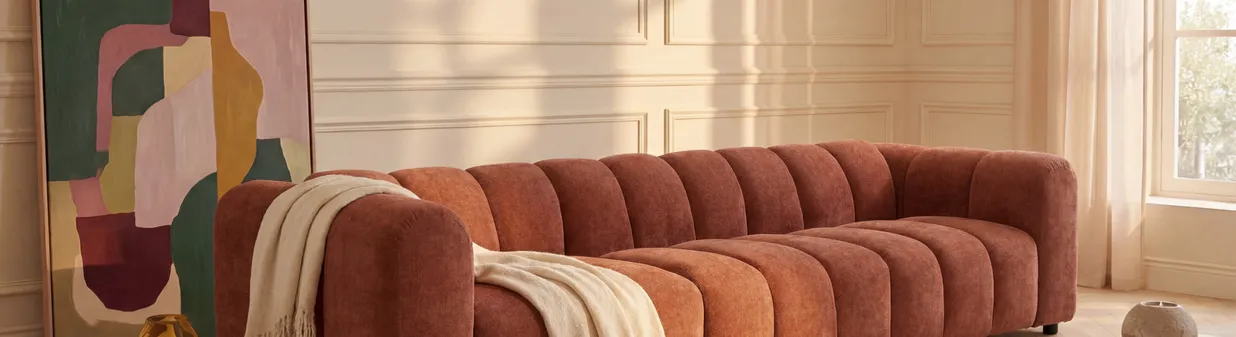 Plaid et coussin : comment les utiliser pour transformer rapidement sa déco ?