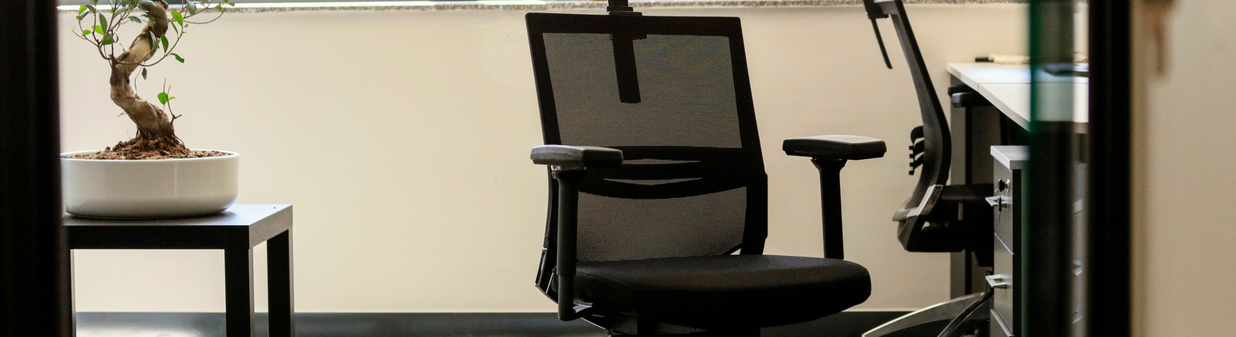 Mal de dos au bureau : comment choisir le bon siège pour soulager vos douleurs ?