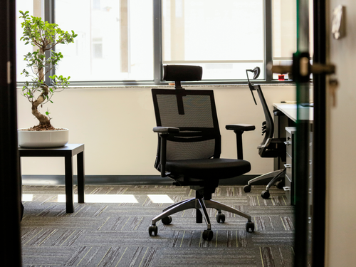 Mal de dos au bureau : comment choisir le bon siège pour soulager vos douleurs ?