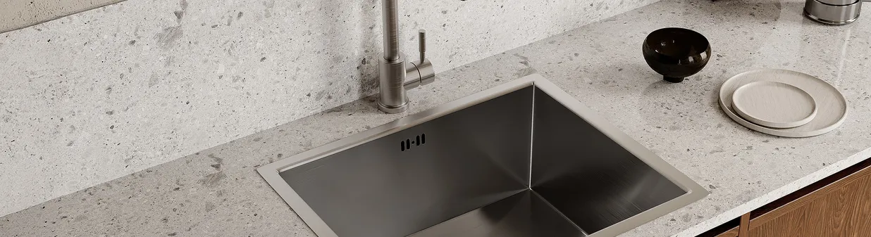 Piastrelle, vetro, acciaio o pannello decorativo: quale paraschizzi scegliere per la cucina?