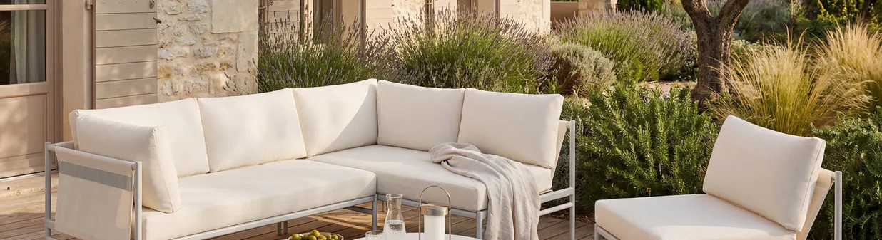 Comment créer une ambiance chic et confortable dans son salon d'extérieur ?