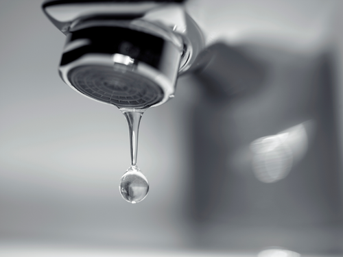 Comment réparer un robinet qui goutte ?