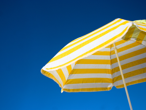 Nettoyer un parasol : guide pratique pour prolonger sa durée de vie