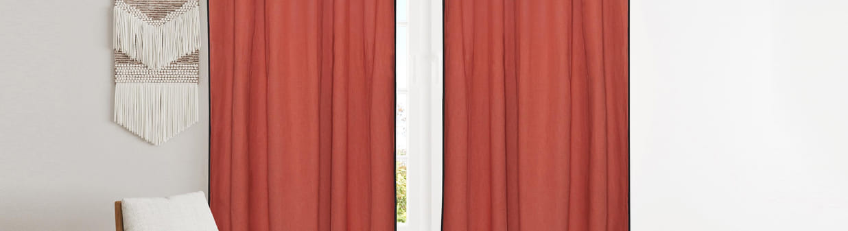 Cuscini, tende, plaid... come sceglierli per un salone ricco di stile?
