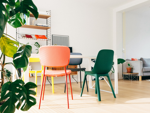 Donnez de la personnalité à votre salle à manger en osant les chaises dépareillées